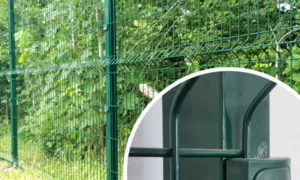 poteau à sceller dans du béton vert forme carrée